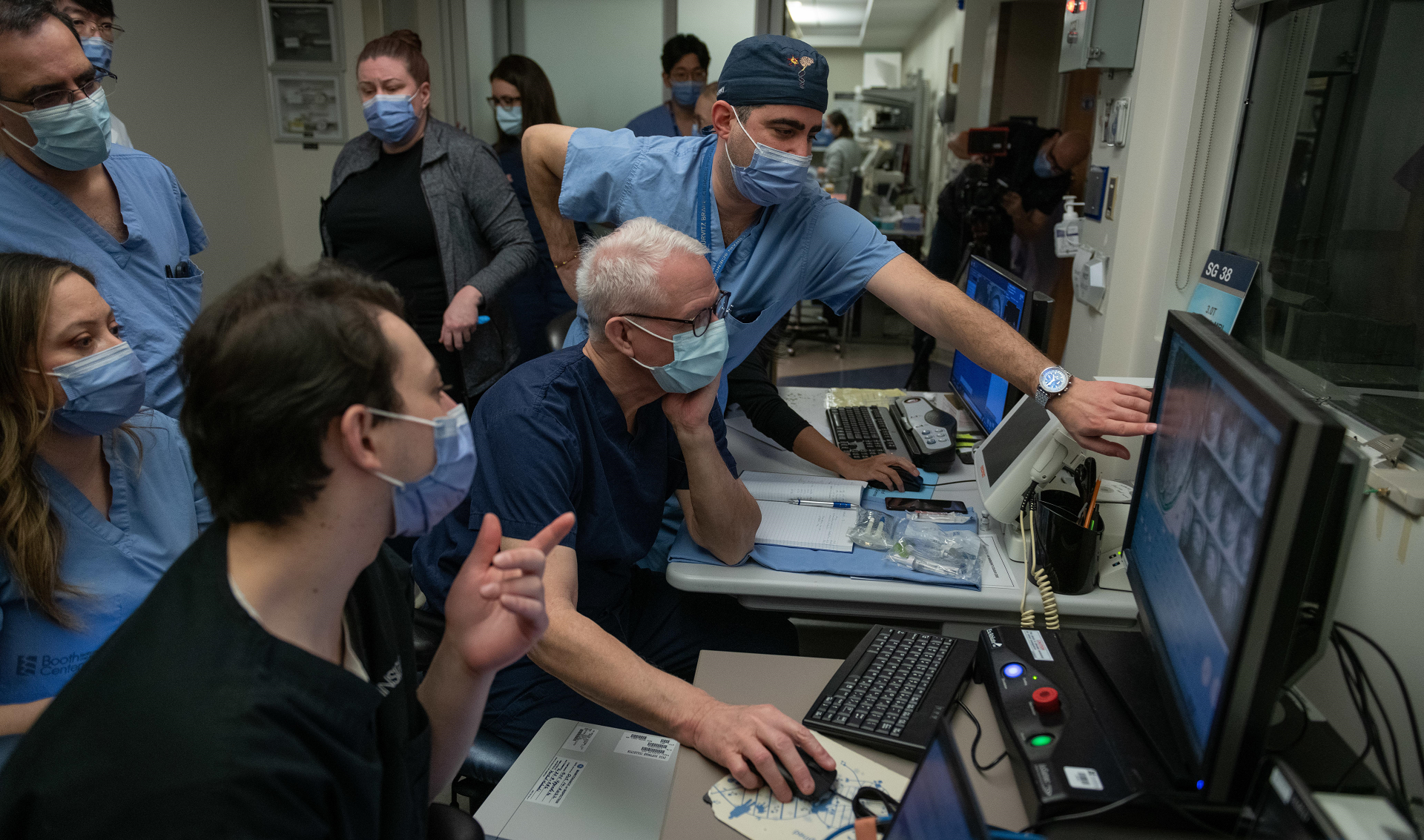 Team in the control room. Drs. Lipsman and Rutka looking at screens.